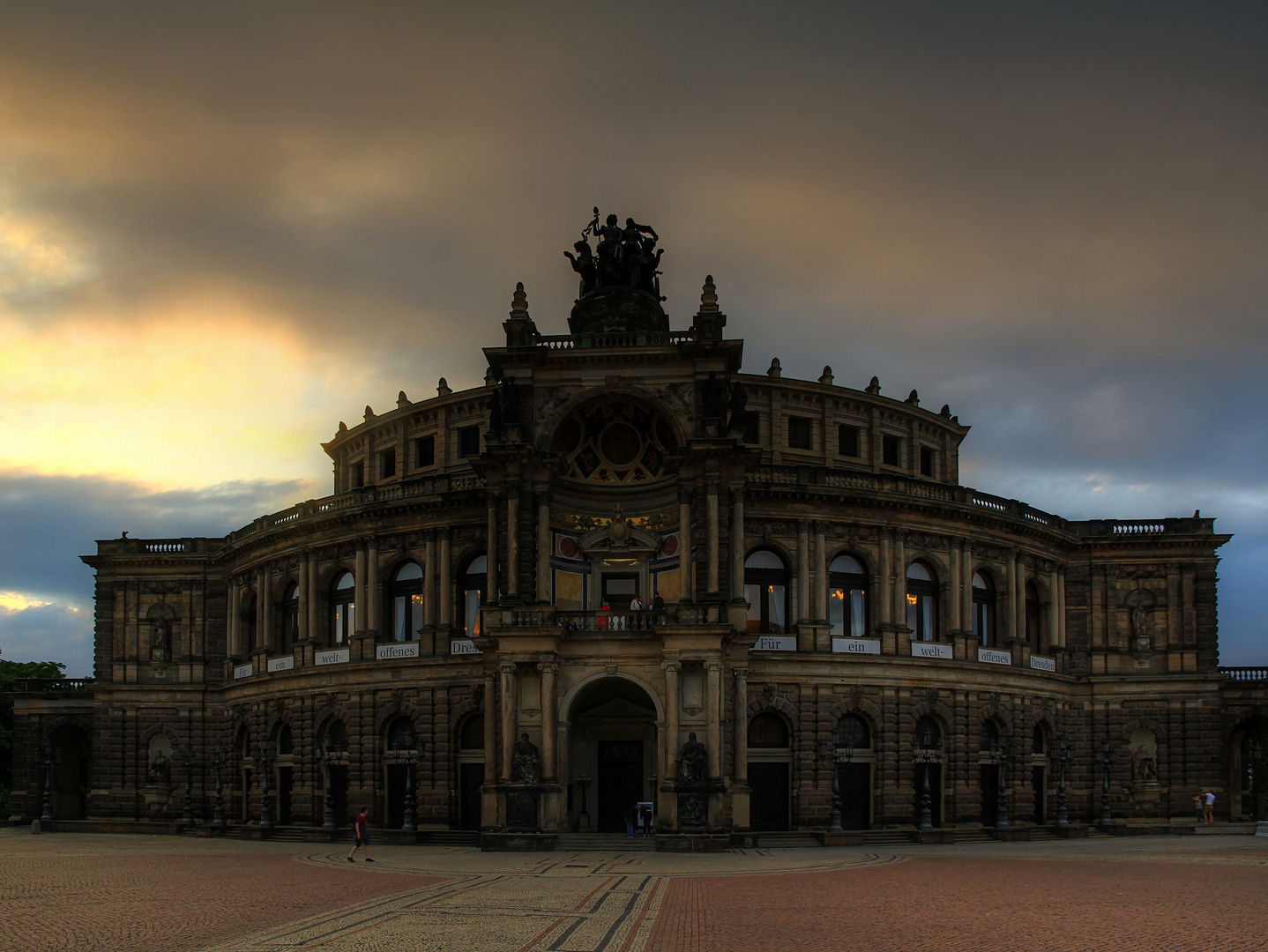 Die Semper Oper am Abend