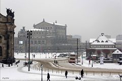 Die Semperoper im Schnee