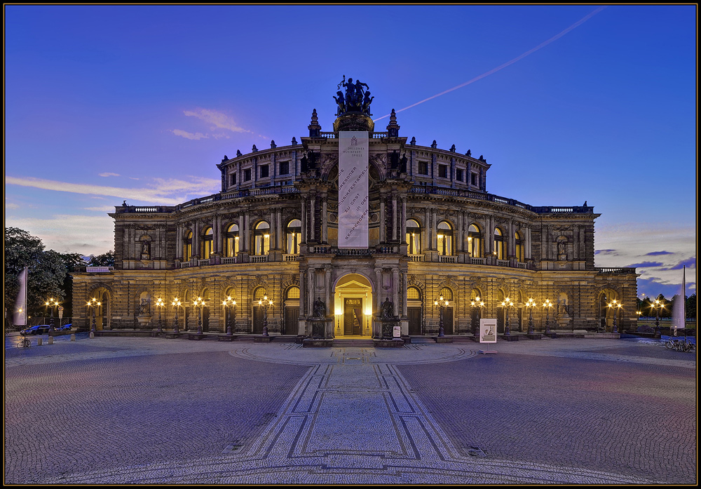 Die Semperoper zu Beginn der blauen Stunde