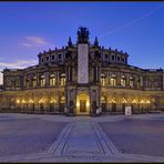 Die Semperoper zu Beginn der blauen Stunde