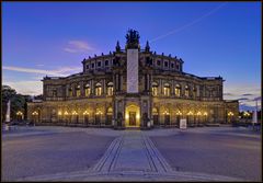 Die Semperoper zu Beginn der blauen Stunde