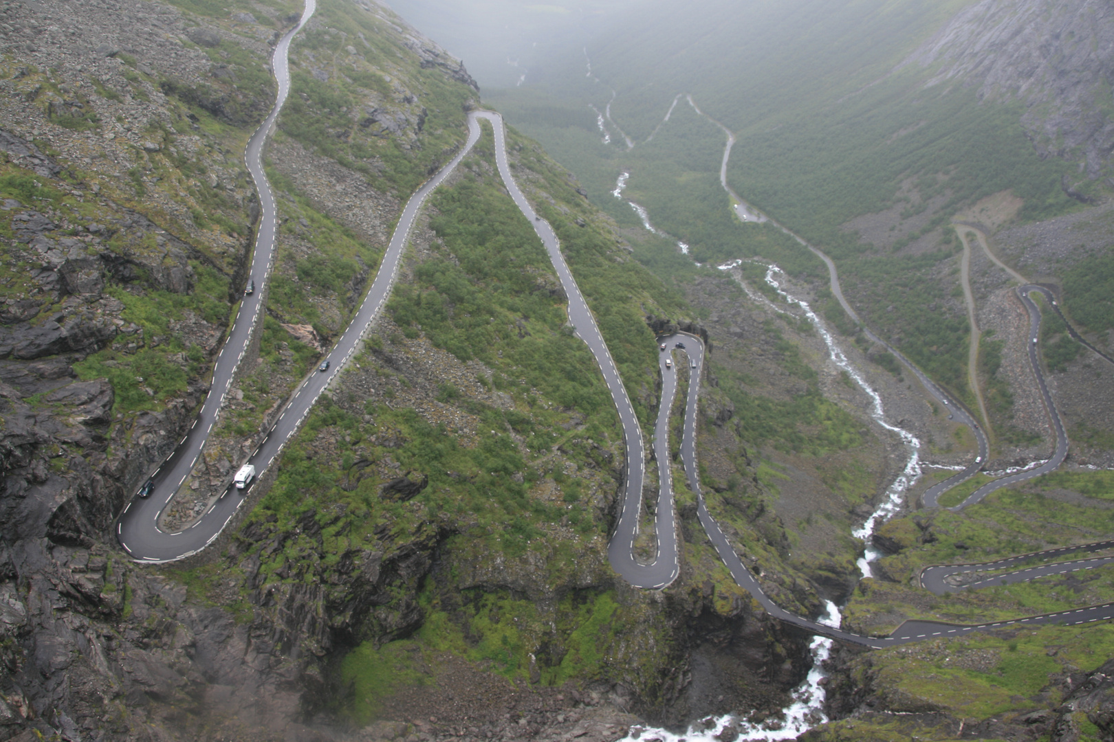 Die Serpentinen der Trollstigen und dessen Wasserfall