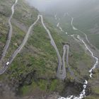 Die Serpentinen der Trollstigen und dessen Wasserfall