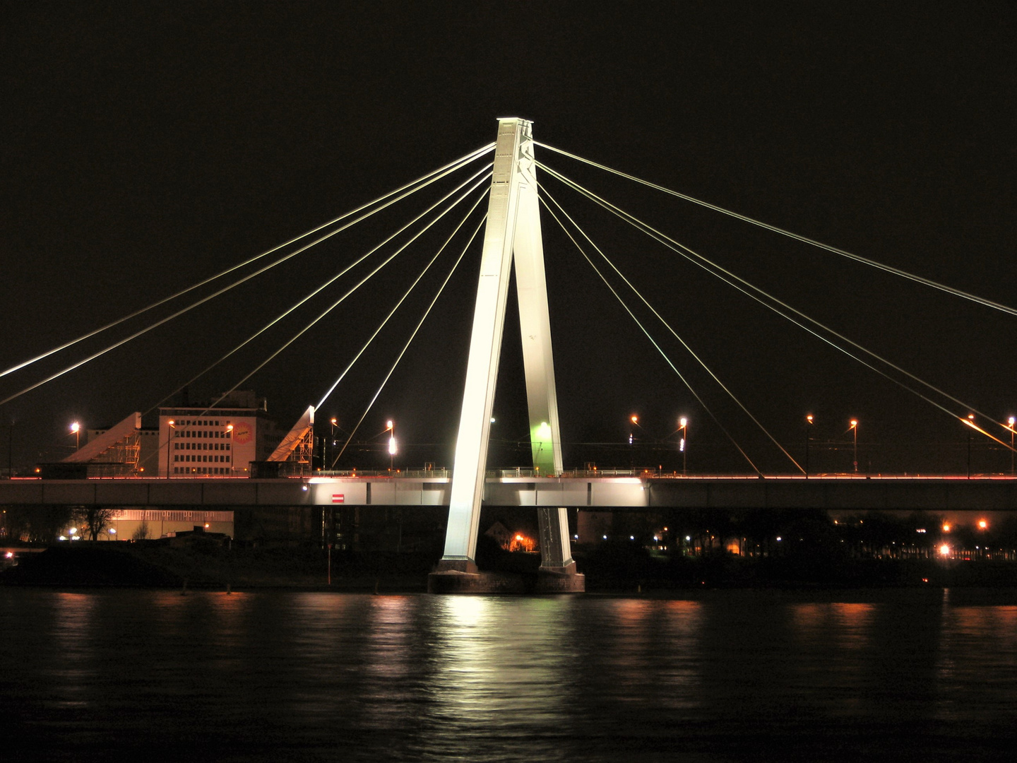 Die Severinsbrücke in Köln bei Nacht