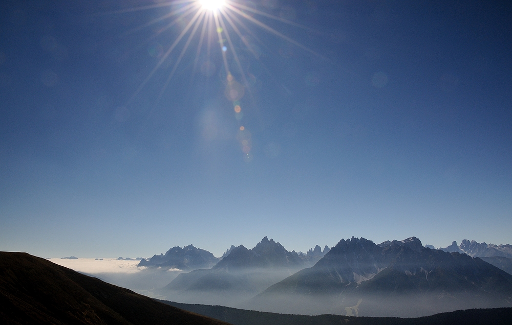 Die Sextener Dolomiten fast als Slihouette, aufgenommen beim Anstieg zum Pfannhorn.