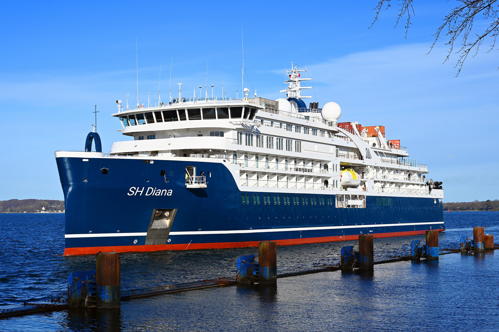 Die SH DIANA bei der Einfahrt in die Schleuse Kiel-Holtenau