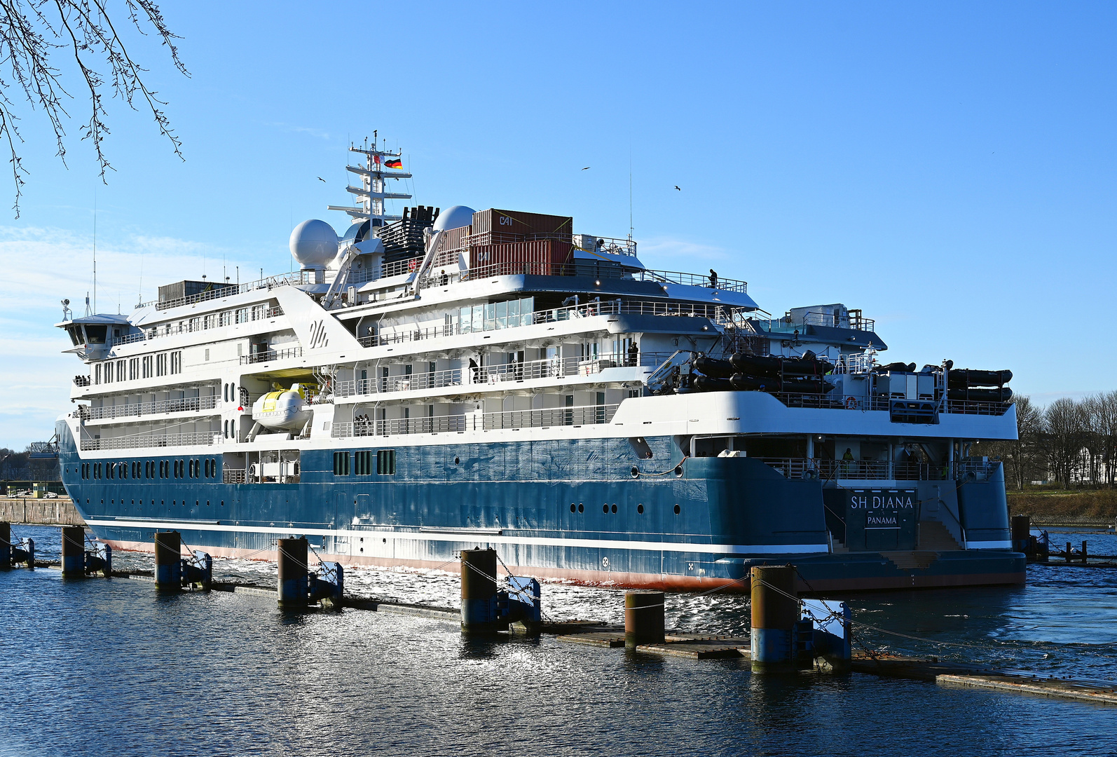 Die SH DIANA bei der Einfahrt in die Schleuse Kiel-Holtenau