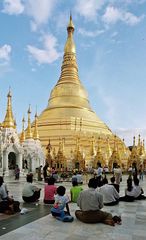 Die Shwedagon Pagode in Yangon...