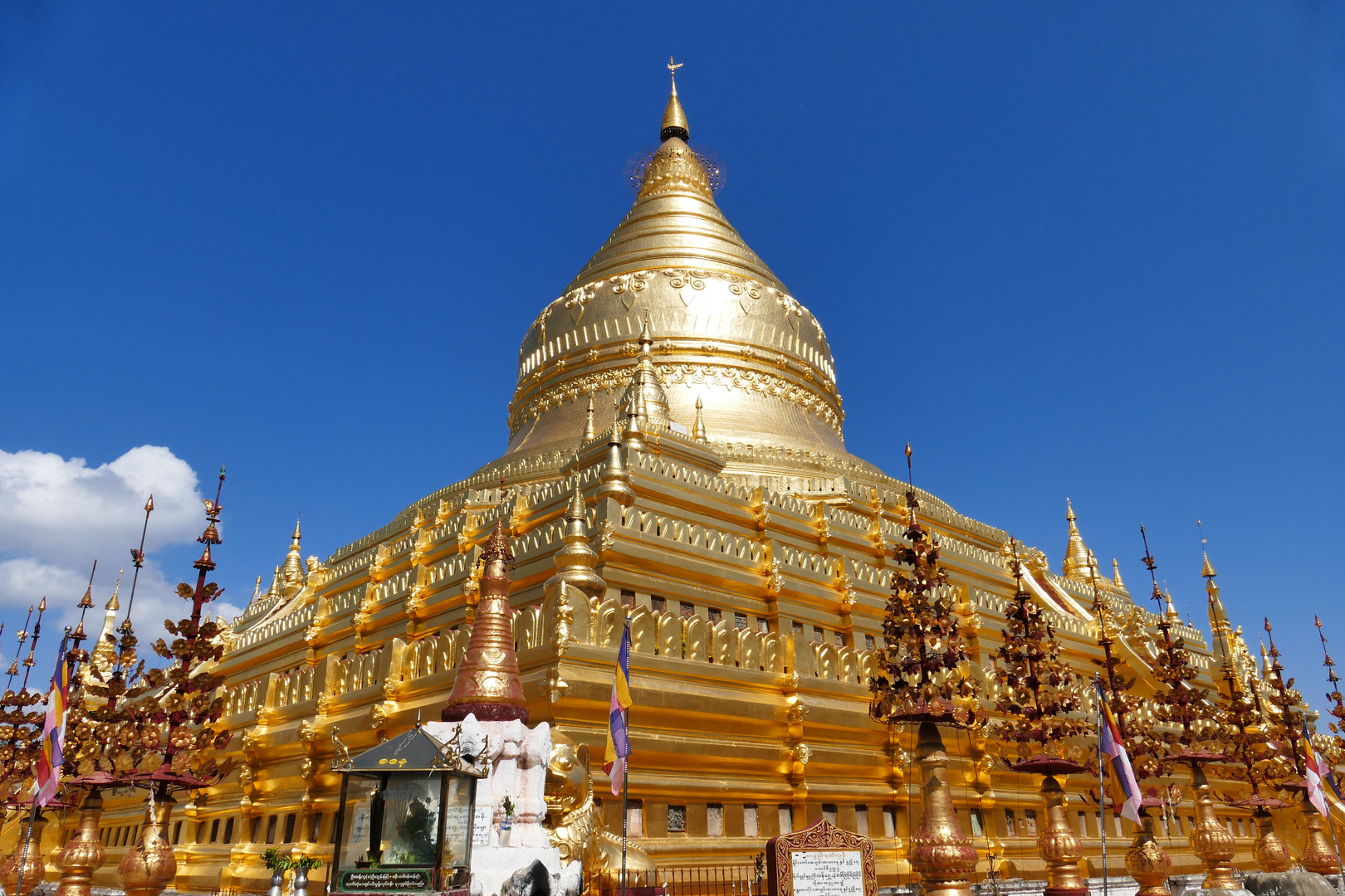 ... die Shwezigon Pagode in Bagan...