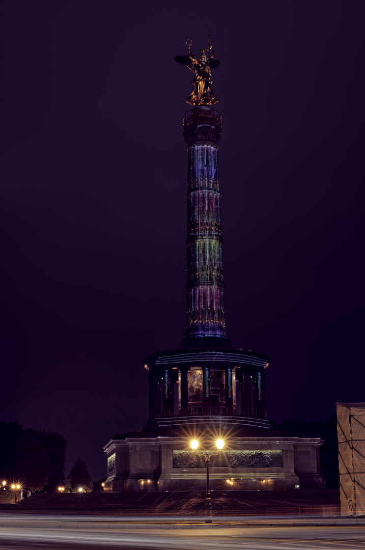 Die Siegessäule leuchtet