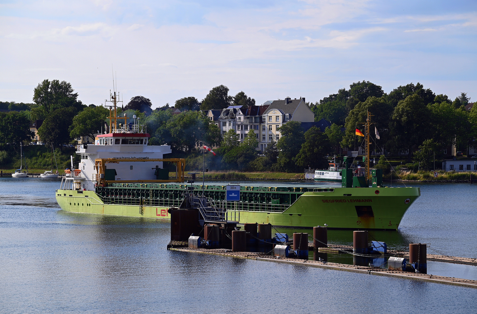 Die SIEGFRIED LEHMANN vor der Schleuse Kiel Holtenau