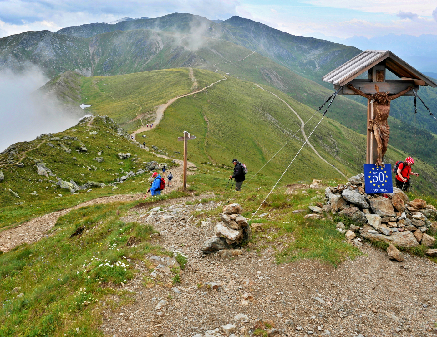 Die Sillaner Hütte ist  oben in den Wolken schwach zu sehen