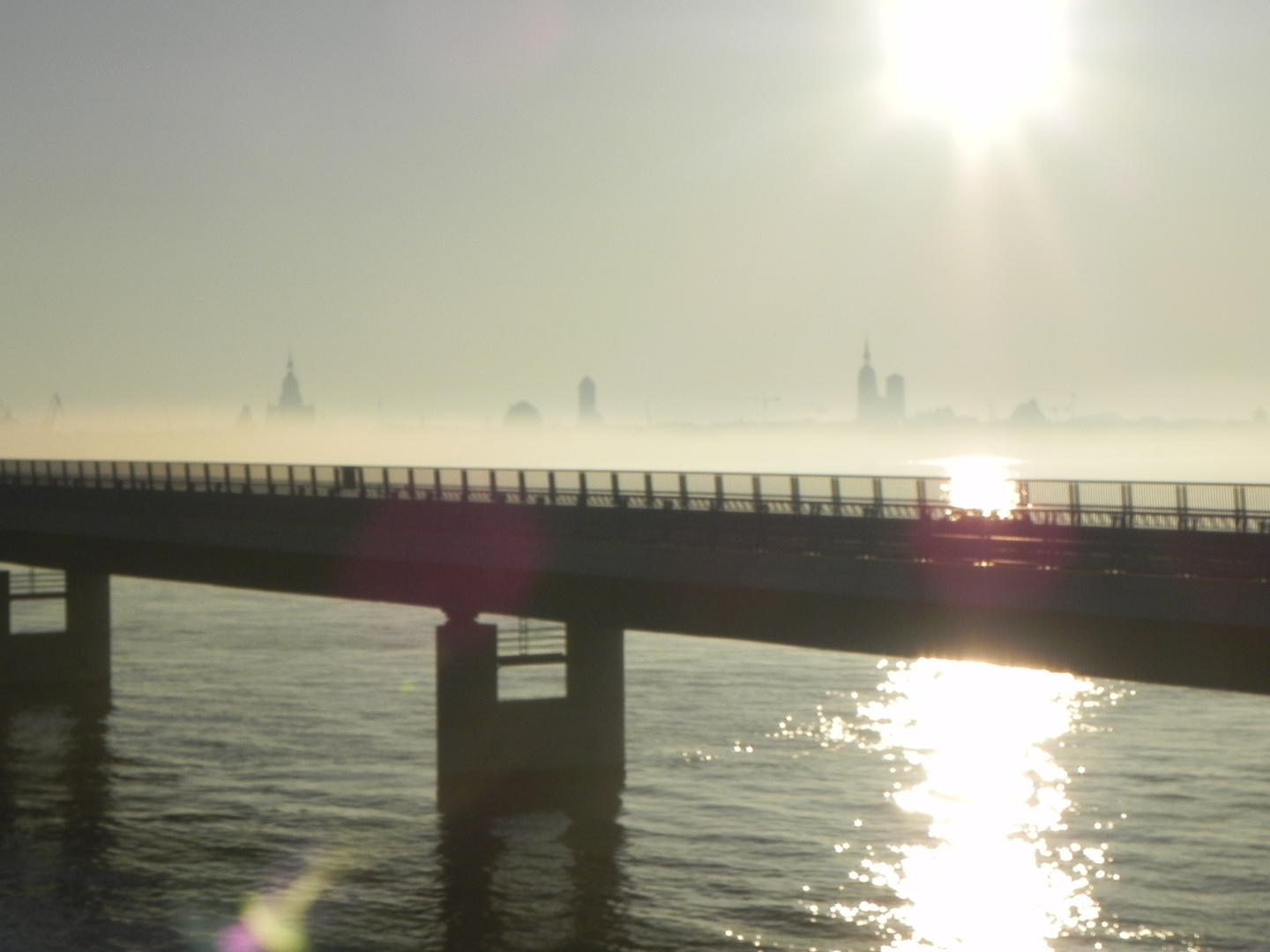 Die Sillhouette Stralsnds von der Rügenbrücke bei traumhaftem Dunst und Nebelschwaden