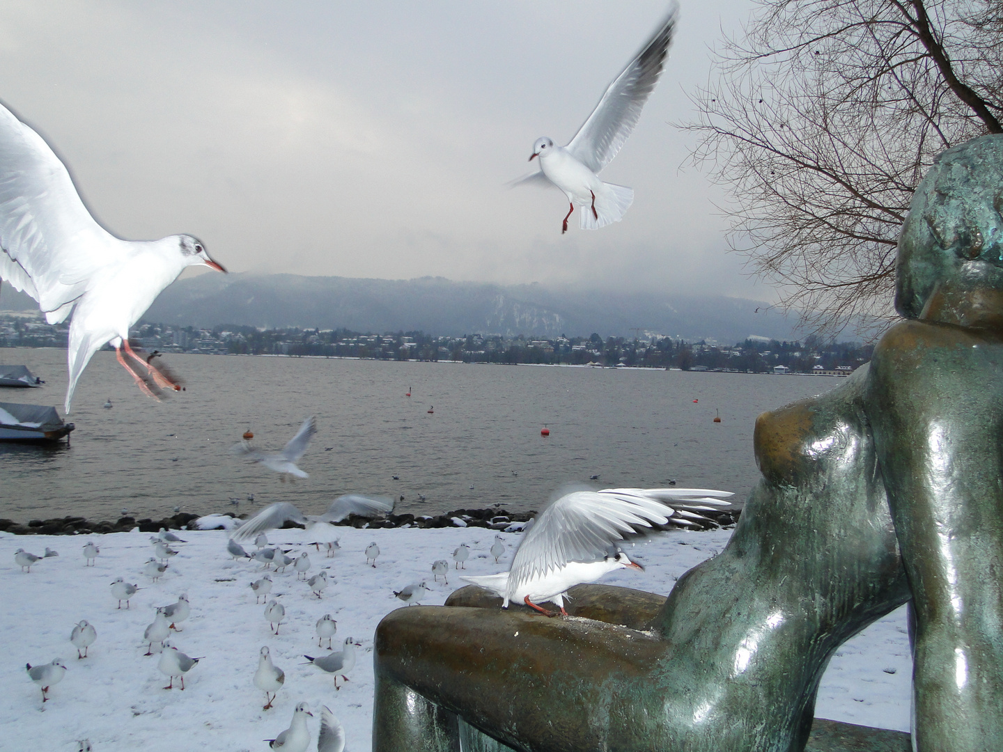 Die Sitzende im Schnee