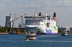 Die "Skane" velässt den Rostocker Seehafen