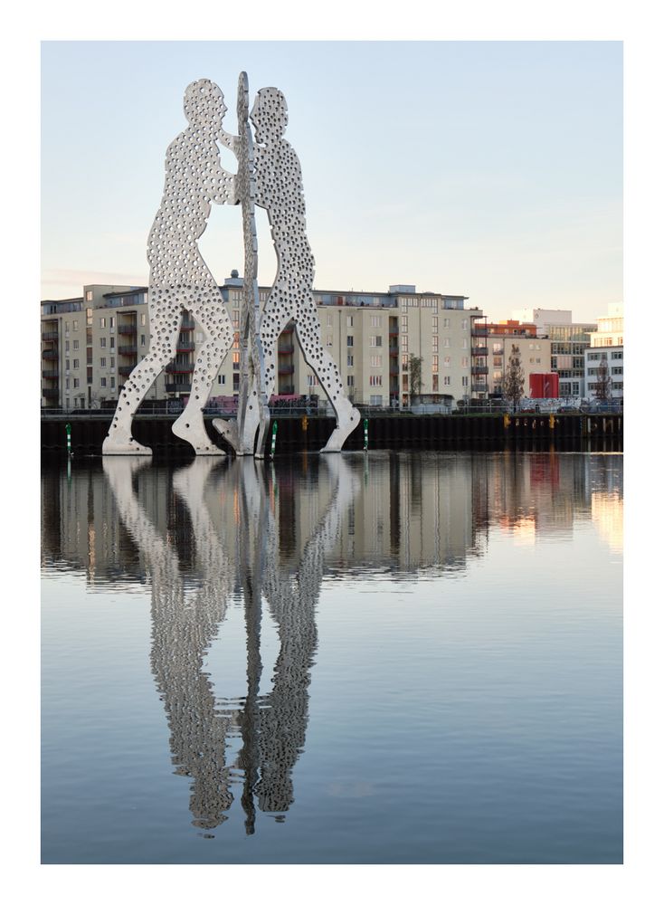 die Skulptur auf dem Wasser