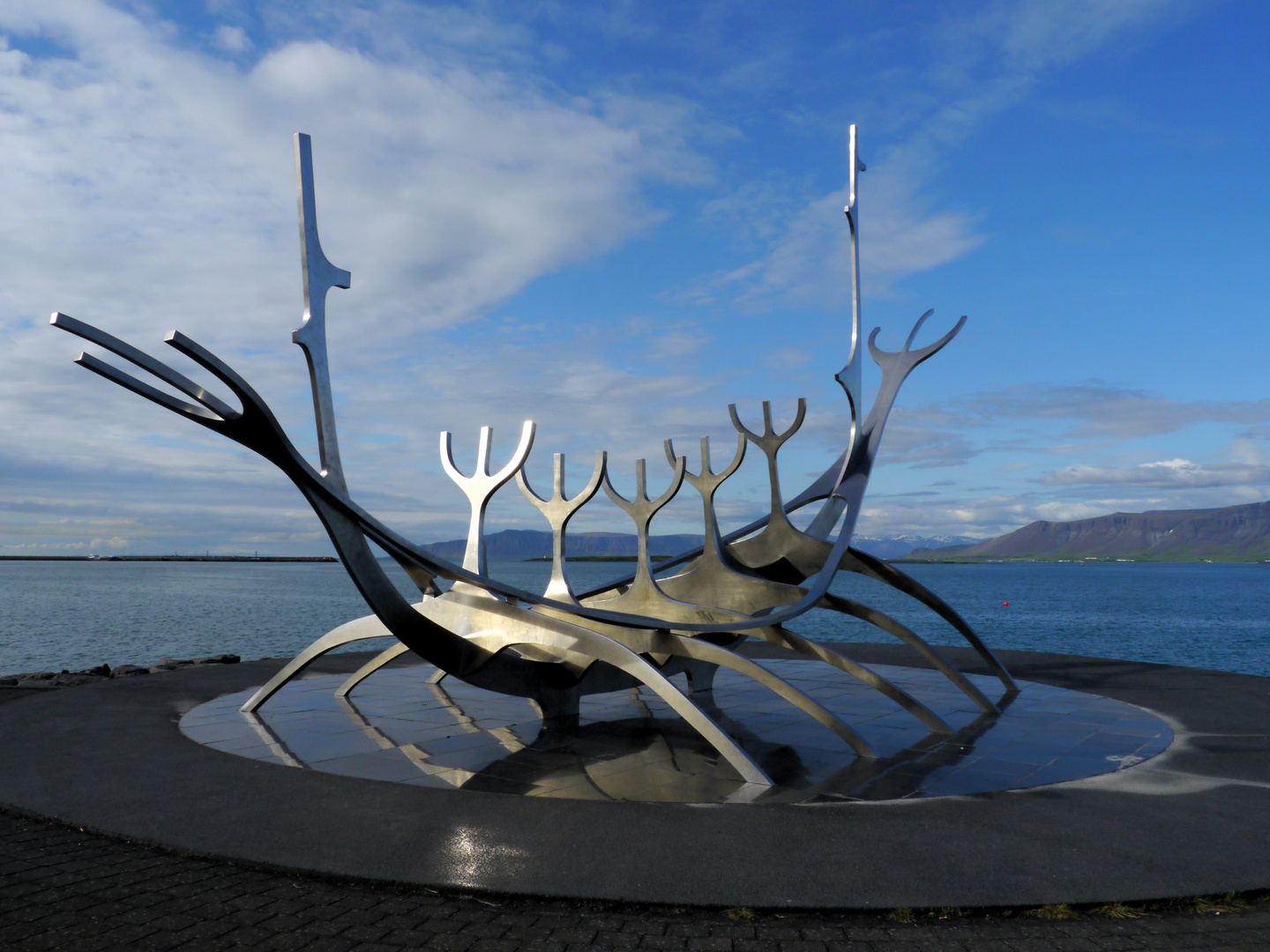 Die Skulptur Sólfar (Sonnenfahrt) an der Saebraut in Reykjavik.