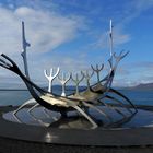 Die Skulptur Sólfar (Sonnenfahrt) an der Saebraut in Reykjavik.