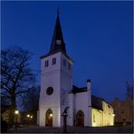 Die Skulptur vor der ev. Kirche