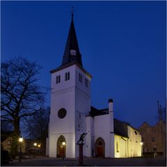 Die Skulptur vor der ev. Kirche