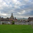 Die Skyline der Dresdner Altstadt vom Elbufer 