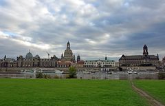 Die Skyline der Dresdner Altstadt vom Elbufer 