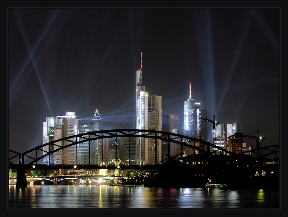 [ Die Skyline erstrahlt im Licht der Projektion ]