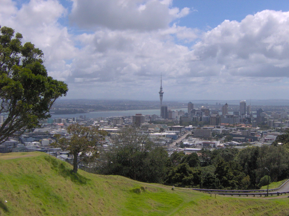 Die Skyline von Auckland vom Mount Eden aus gesehen