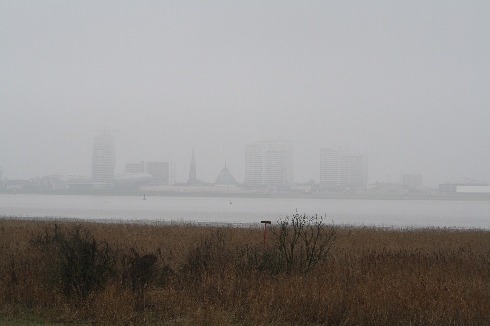 die "Skyline" von Bremerhaven im dicken Nebel von Nordenham aus fotografiert