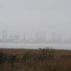 die "Skyline" von Bremerhaven im dicken Nebel von Nordenham aus fotografiert