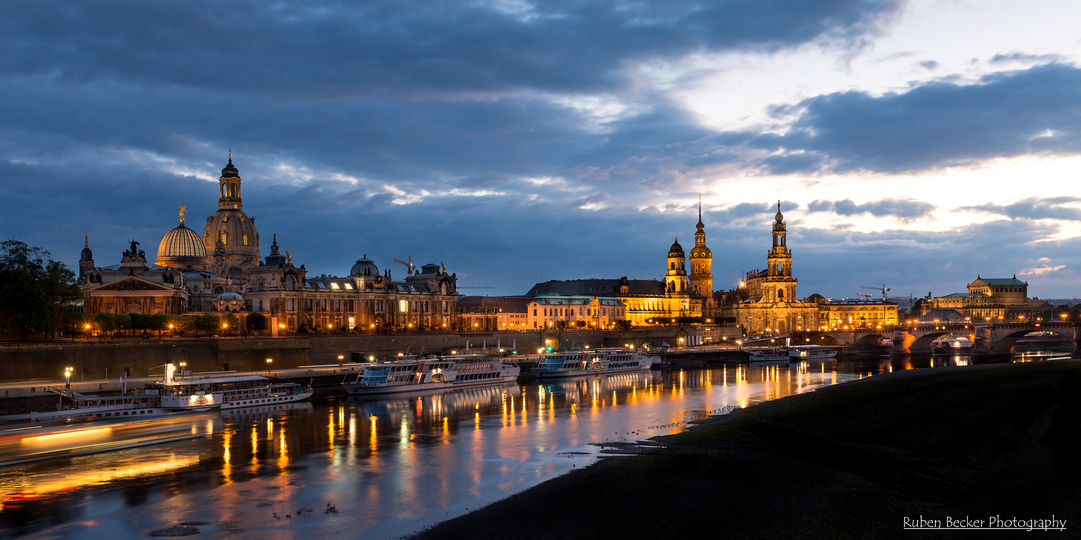 Die Skyline von Dresden zur blauen Stunde