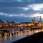 Die Skyline von Dresden zur blauen Stunde