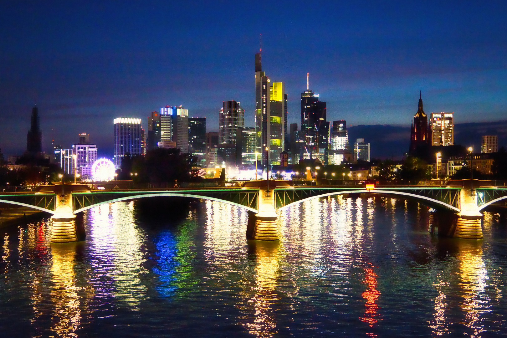 Die Skyline von Frankfurt am Main in der Nacht.