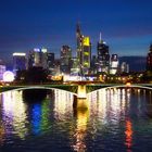 Die Skyline von Frankfurt am Main in der Nacht.