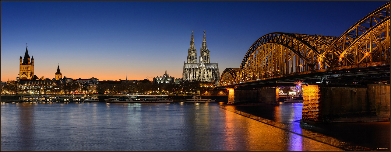 Die Skyline von Köln im Abendrot