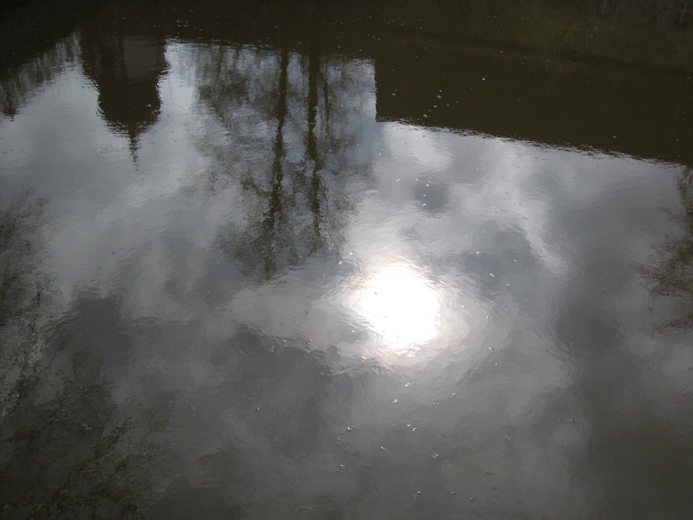 Die Sommersdorfer Schloßkirche als Spiegelung ...