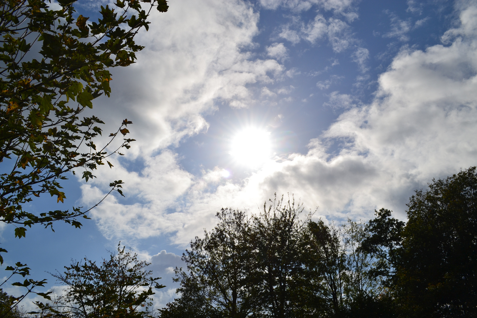 Die Sonder in der Mitte von Wolken