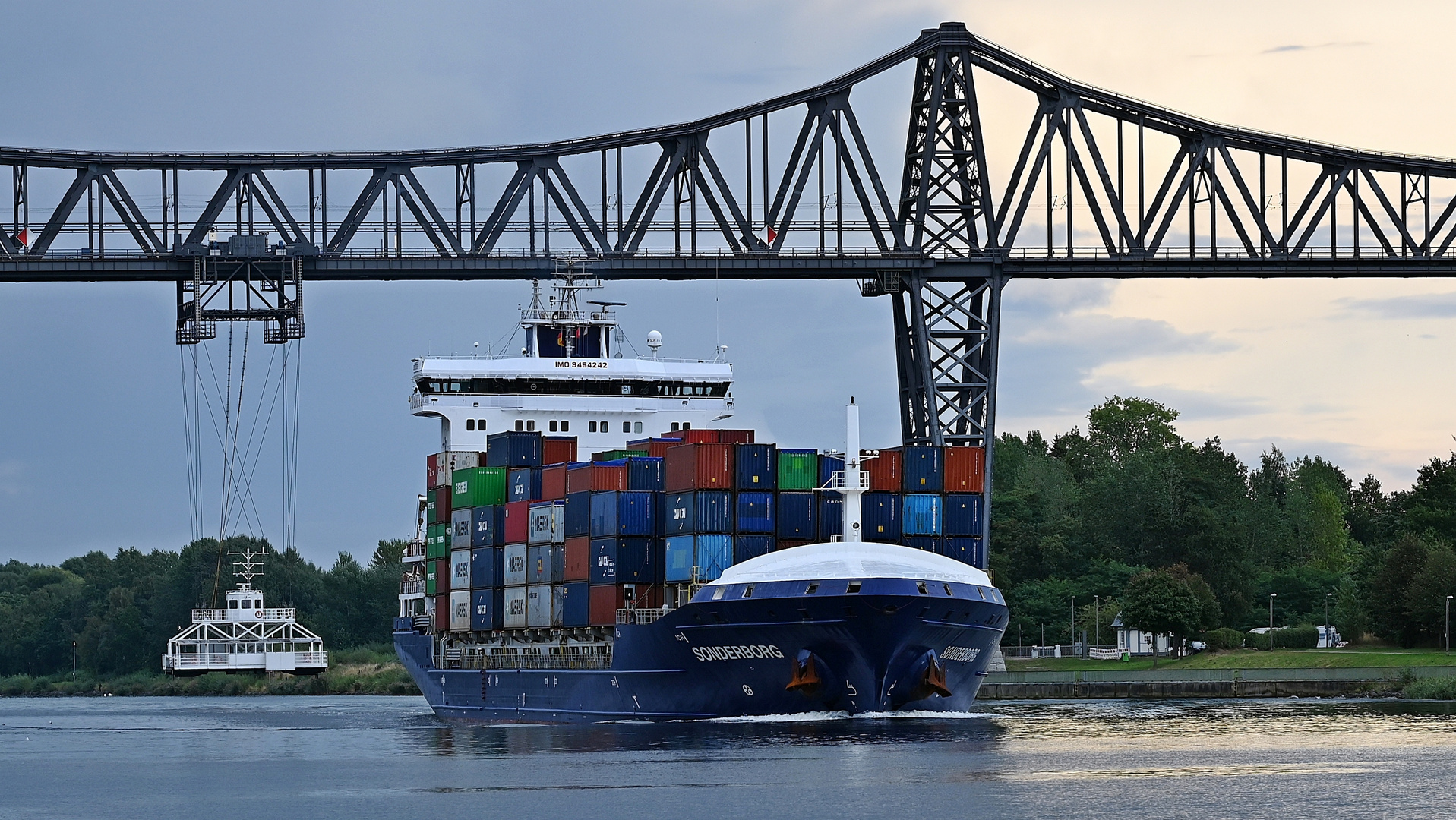 Die SONDERBORG bei Rendsburg im Nord-Ostsee-Kanal