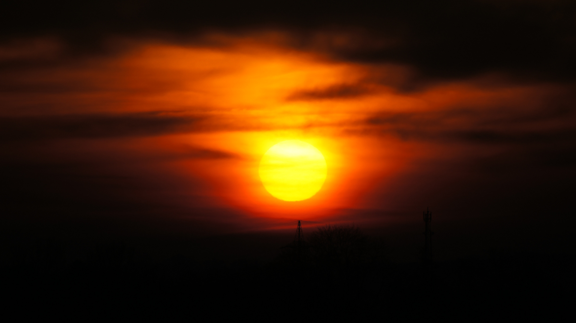 die Sonne bannt sich den Weg durch die Wolken