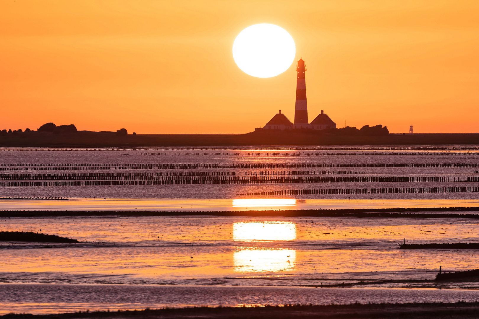 Die Sonne berührt den Leuchtturm