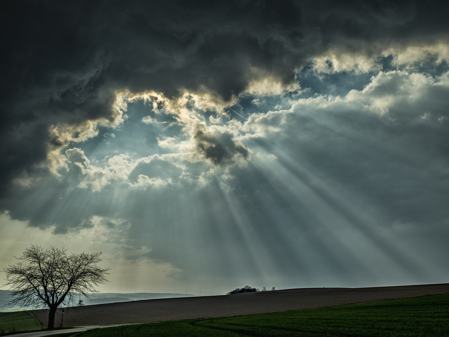 Die Sonne bricht durch die Wolken