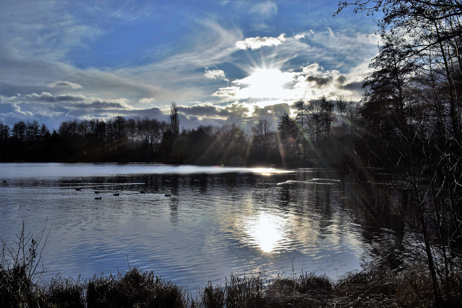 Die Sonne bricht durch die Wolken