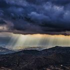 Die Sonne durchbricht die Regenwolken in den kalabrischen Bergen