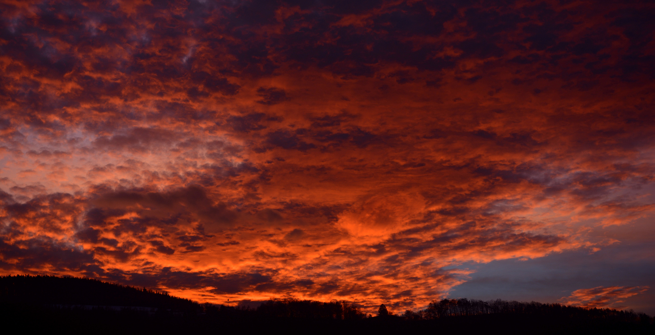 die Sonne entzündet die Wolken