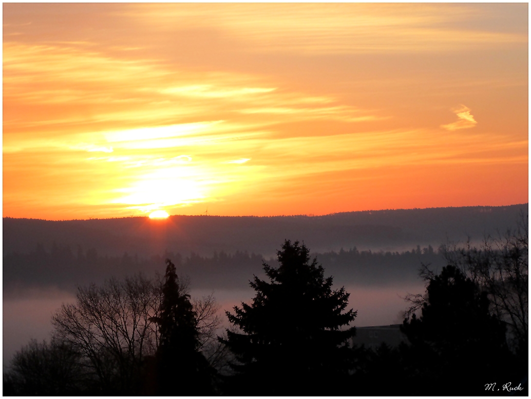 Die Sonne erscheint mal wieder am Horizont ,