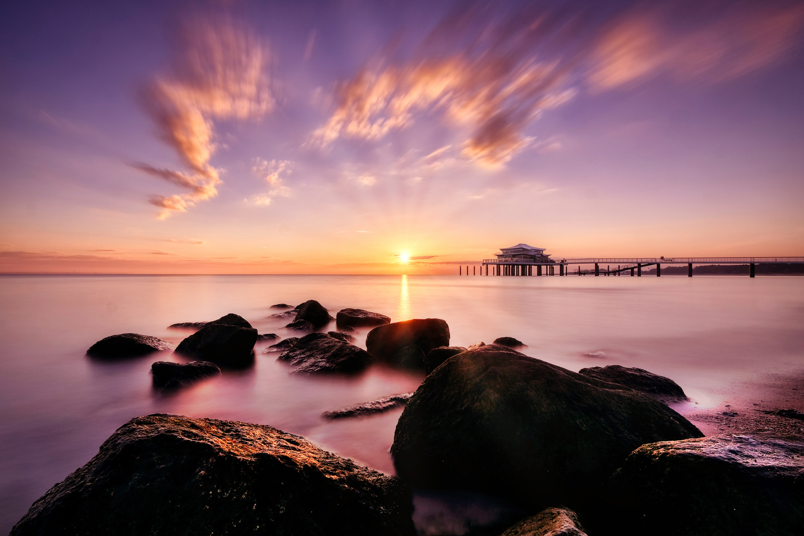 Die Sonne erwacht über der Ostsee 1