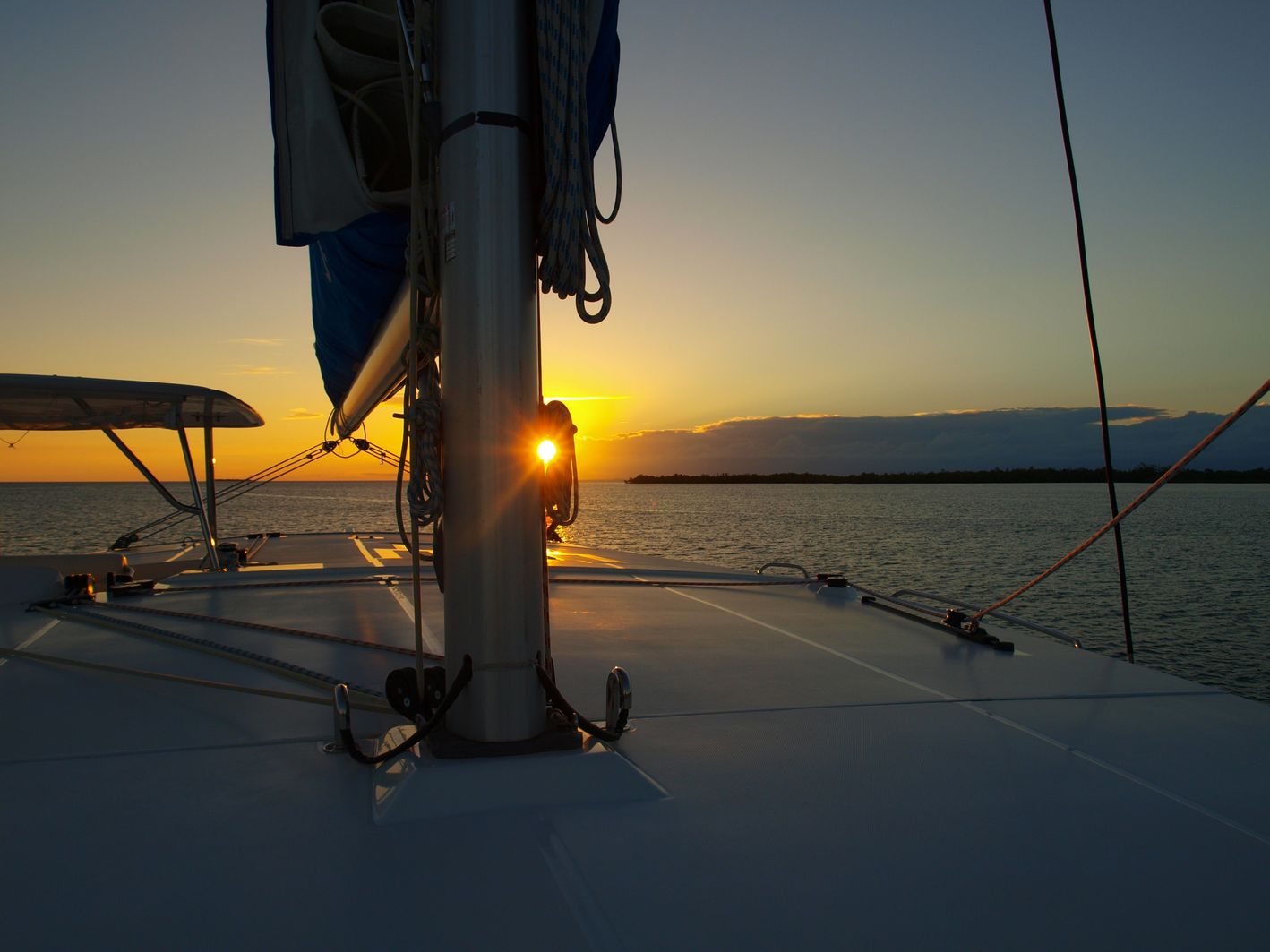 Die Sonne fällt ins Meer