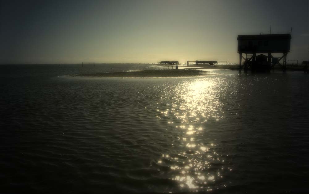 Die Sonne fällt ins Meer.