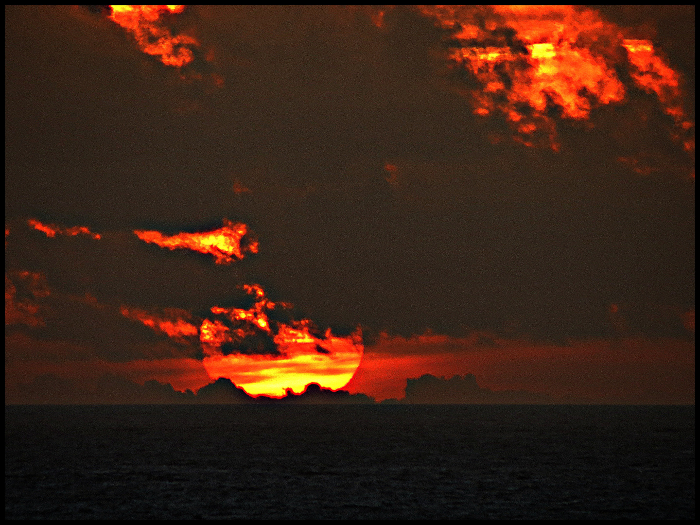 Die Sonne fällt ins Meer