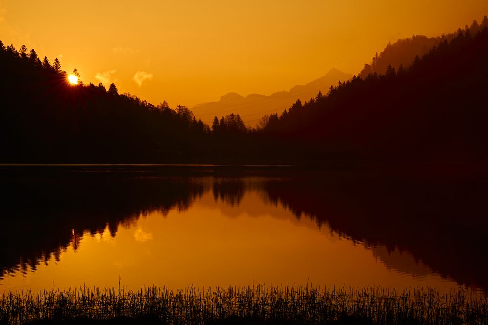 die Sonne geht am Alatsee auf